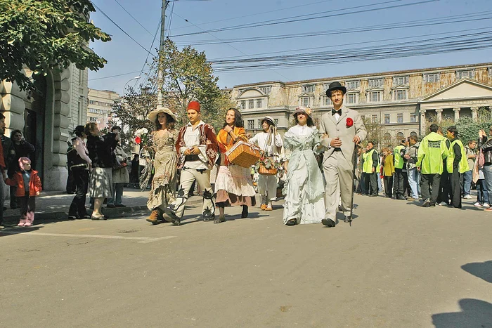 Parada costumelor de epocă  se va desfăşura de la Parcul  Cişmigiu la Piaţa Universităţii