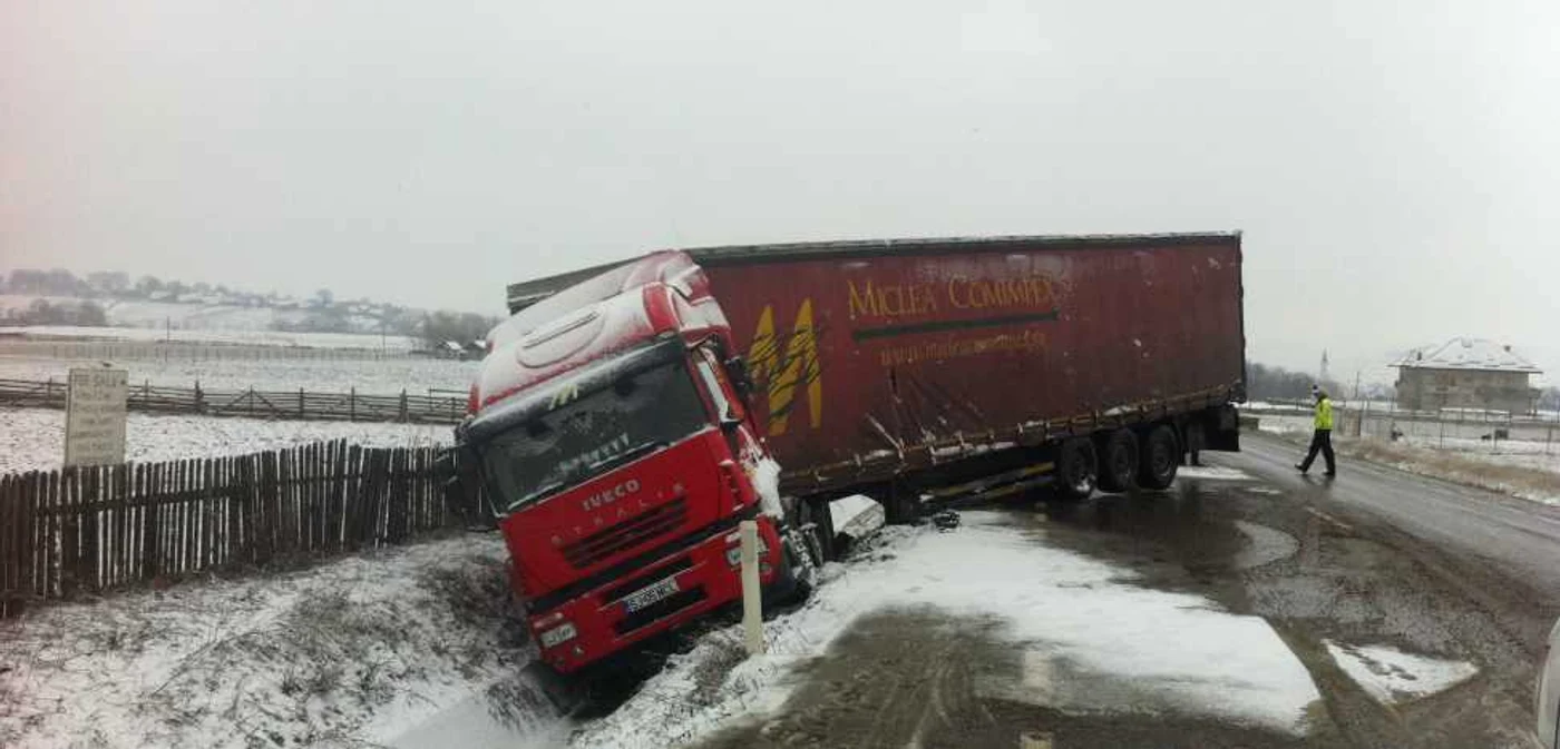 Tirul care a derapat şi a intrat în şanţ a blocat temporar circulaţia pe drumul naţional DN 17.            Foto: Sandrinio Neagu