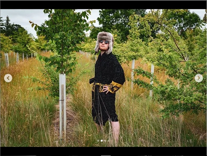 Ed Sheeran s-a fotografiat în grădina pensiunii din Snagov, unde este cazat