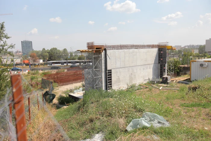 Platforma Podului Ciurel, care trece peste linia de tramvai, va fi și ea pusă vara aceasta 