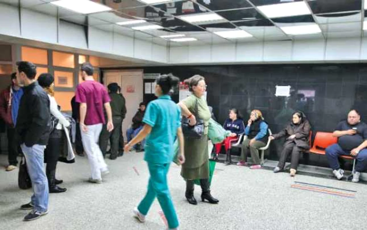 Mulţi oameni ajung la spital  la sfârşit de săptămână,  când medicii sunt prea puţini  