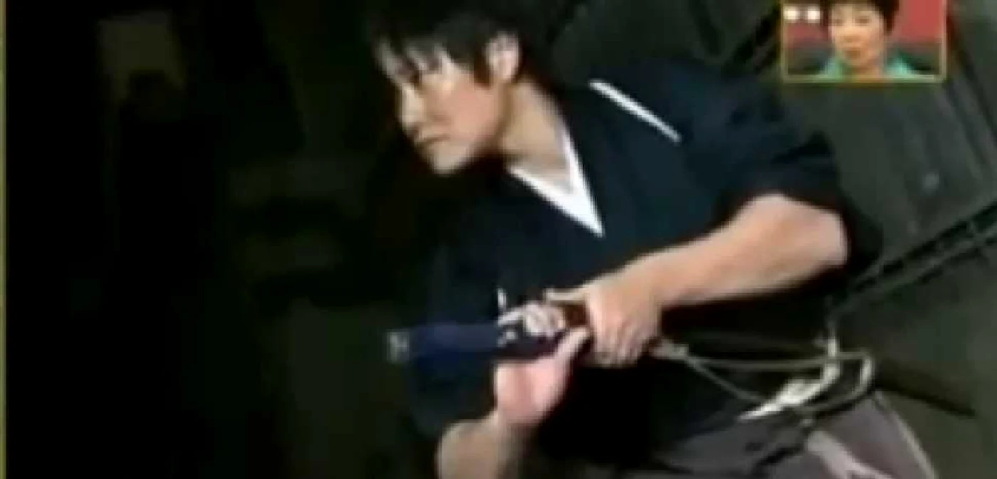 Japonezul Isao Machii cu câteva secunde înainte de a tăia glonţul 