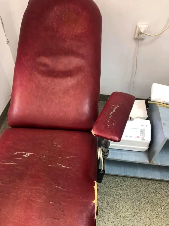 Scaunul jerpelit și nedezinfectat pe care se așează donatorii de sânge