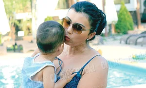 Vedeta nu pare o  mamă violentă dacă  e să ne luăm după  această fotografie jpeg