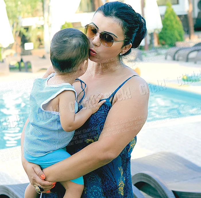 Vedeta nu pare o  mamă violentă dacă  e să ne luăm după  această fotografie