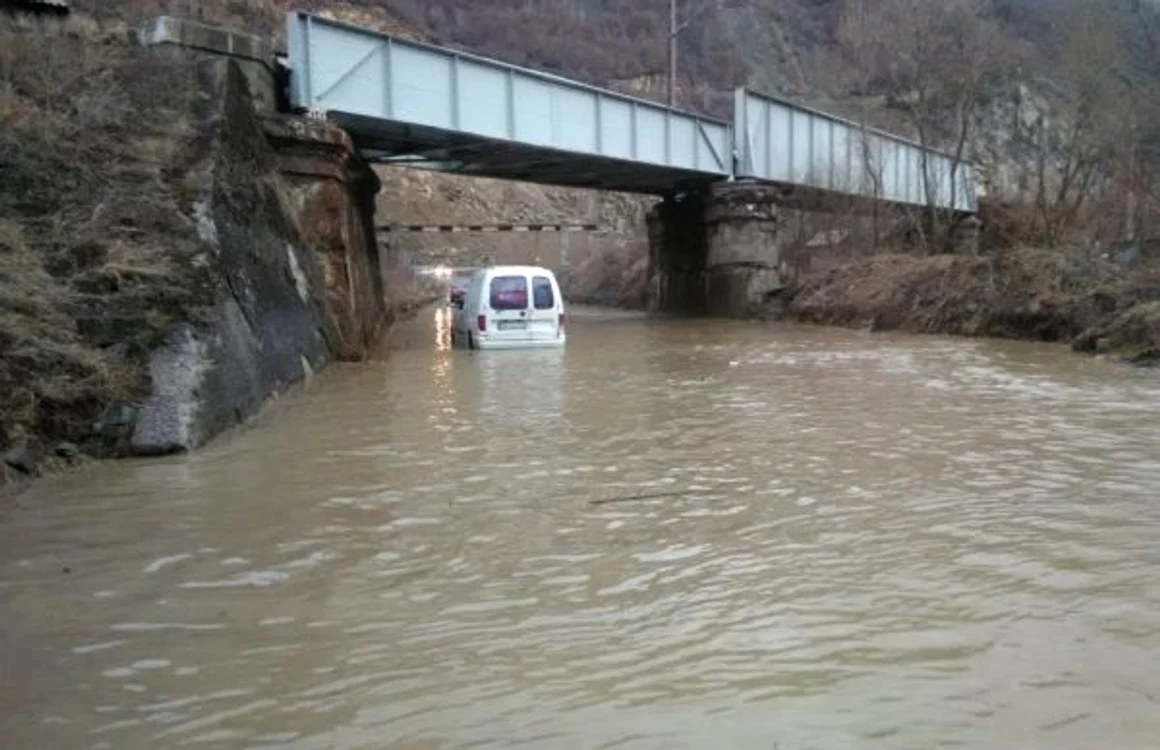 5 gospodării şi două porţiuni dintr-un drum judeţean au fost inundate duminică noaptea FOTO: ISU Bistriţa