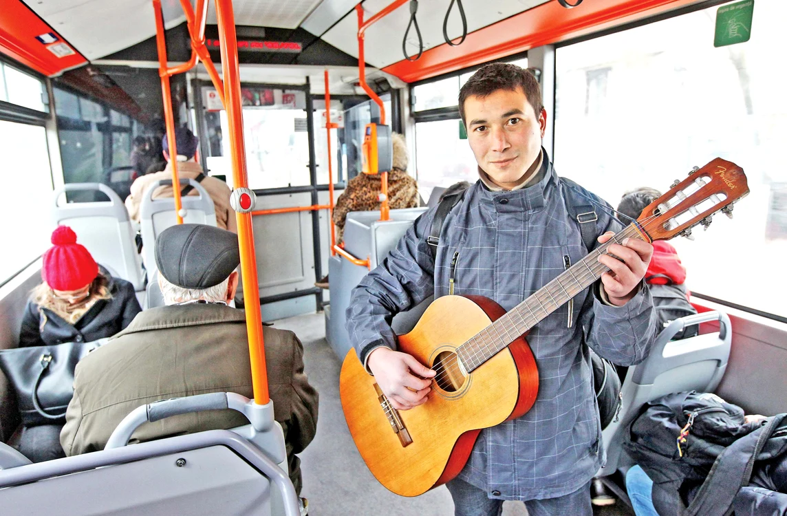 George cântă zilnic, de dimineaţă până seara, prin tramvaiele şi autobuzele din CapitalăFoto: Sever Gheorghe