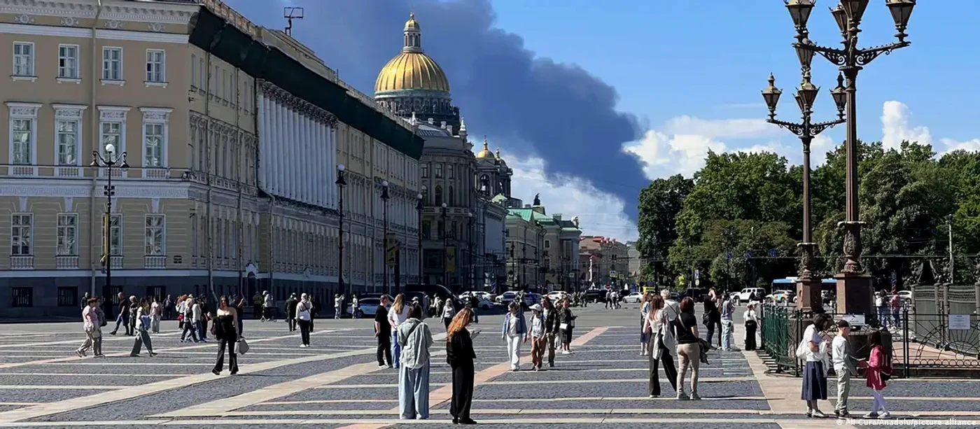 Fum negru se ridică după ce Ucraina ar fi lansat atacuri cu drone la Sankt Petersburg