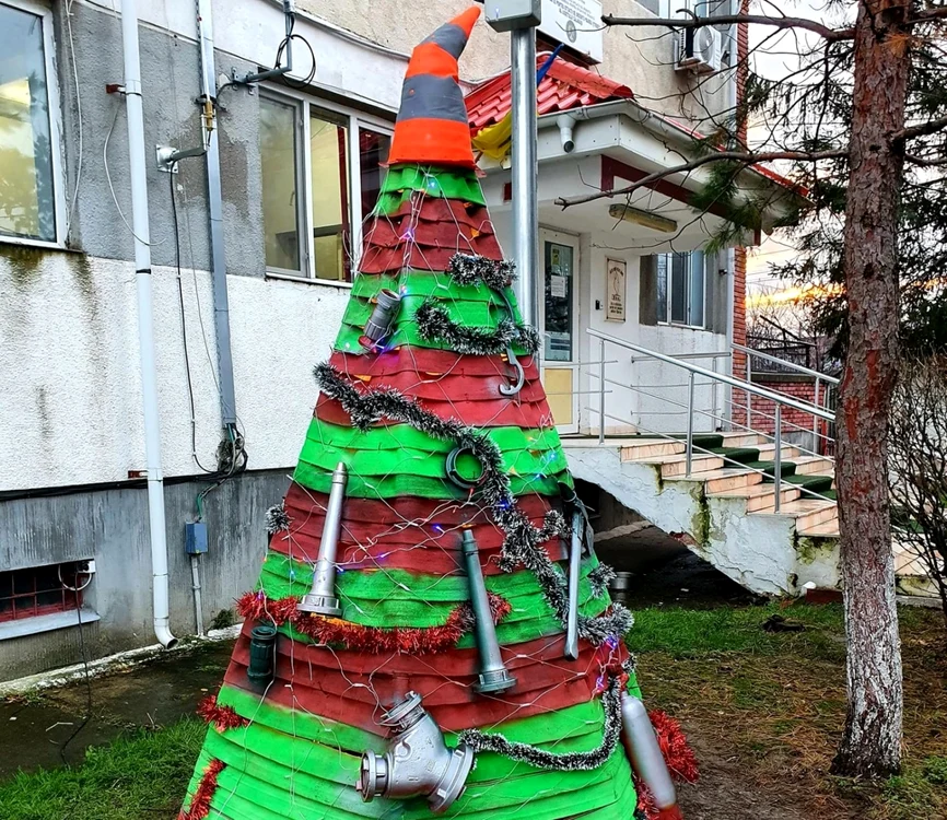 Bradul a fost realizat din accesorii uzate folosite de pompieri la intervenţii FOTO Facebook/ISU Călăraşi