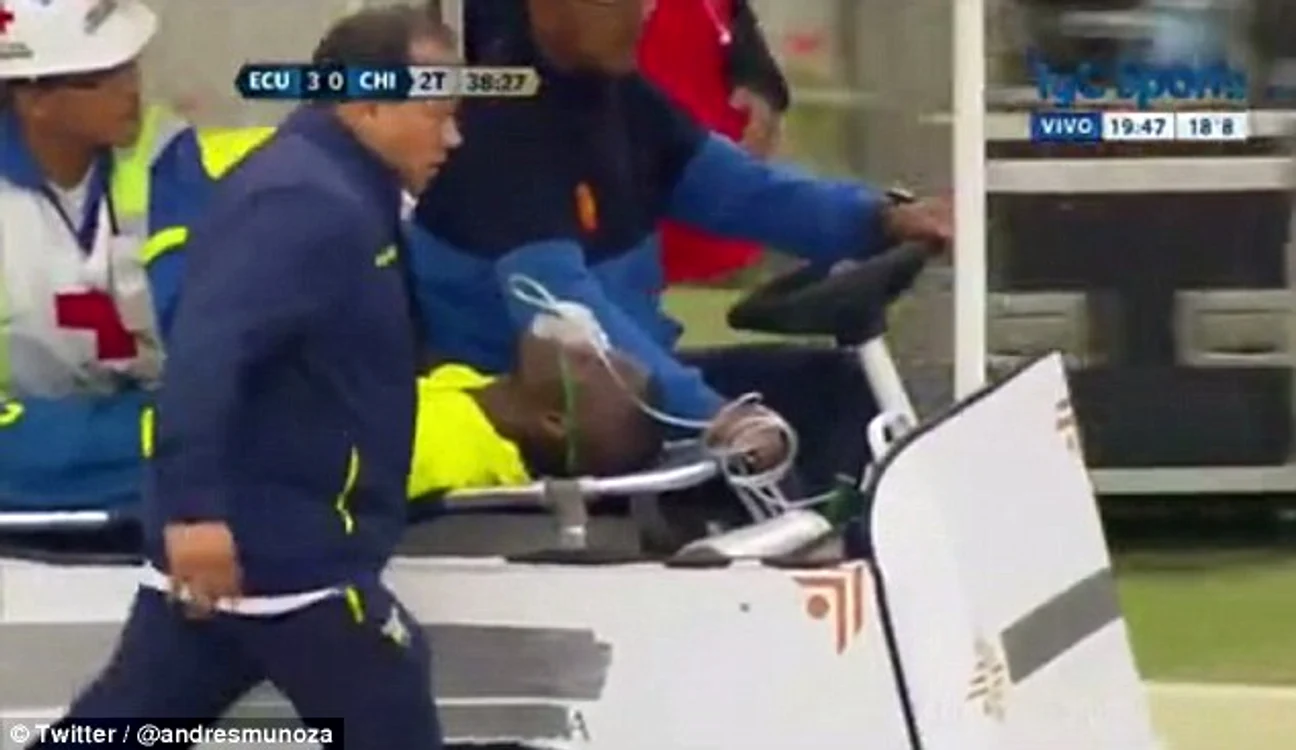 
    Enner Valencia, cu masca de oxigen pe faţă  
