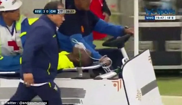 
    Enner Valencia, cu masca de oxigen pe faţă  