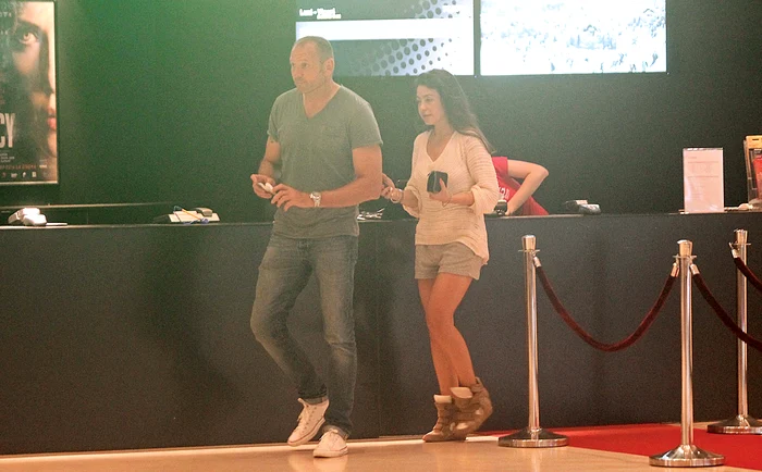 Bogdan Stelea şi-a scos iubita la film, într-un mall din BucureștiFotografii: Mihai Ionescu