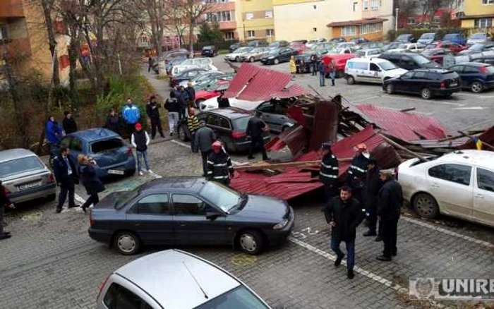 Mai multe masini au fost avariate de acoperisul căzut. Foto: ziarulunirea.ro