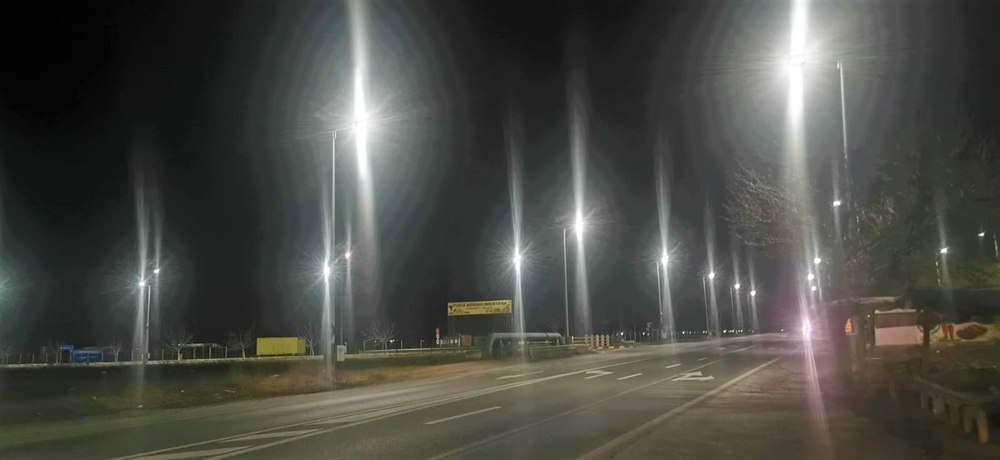 Soluția găsită de autoritățile dintr-un județ împotriva hoților care distrug stâlpii de iluminat cu panouri fotovoltaice