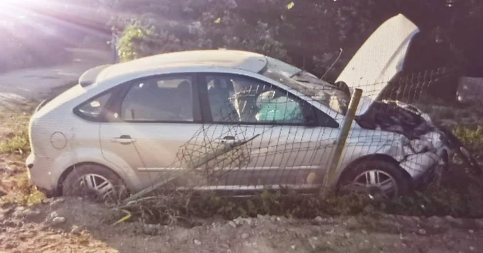 Autoturismul care i-a acroşat pe biciclişti s-a oprit într-un gard FOTO: amator