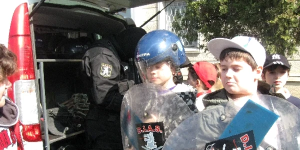 Copiii au încercat echipamentele din dotarea poliţiştilor