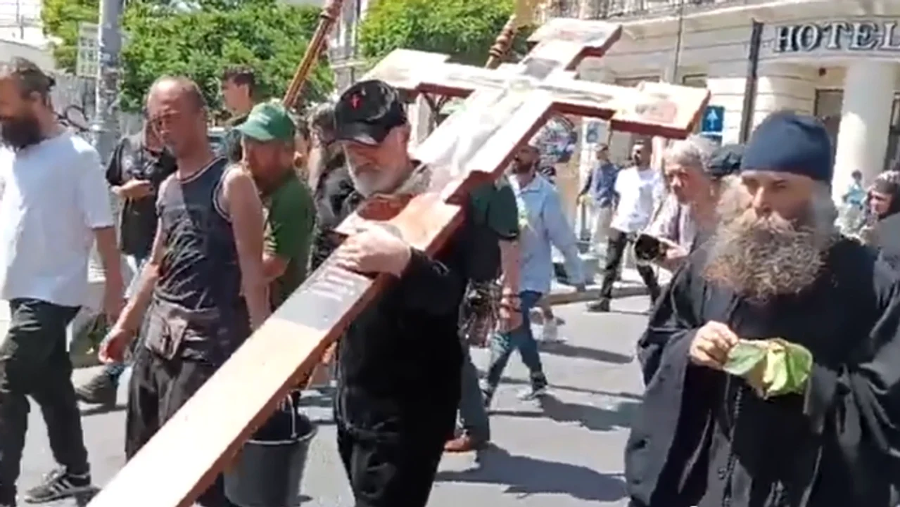 Becali cu o cruce pe spate FOTO: captura video