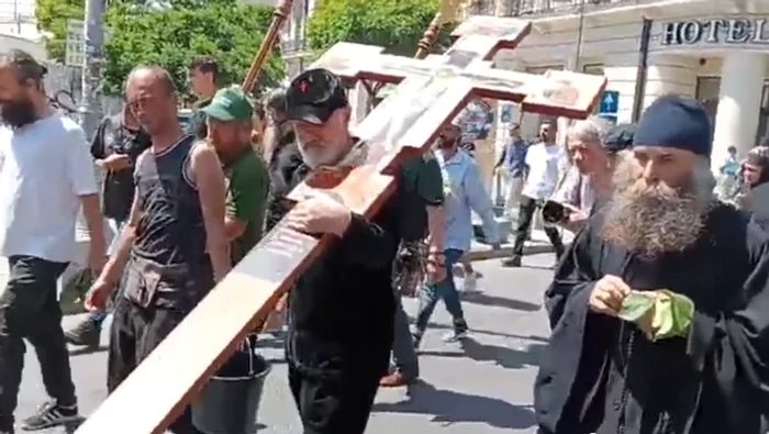 Becali cu o cruce pe spate FOTO: captura video