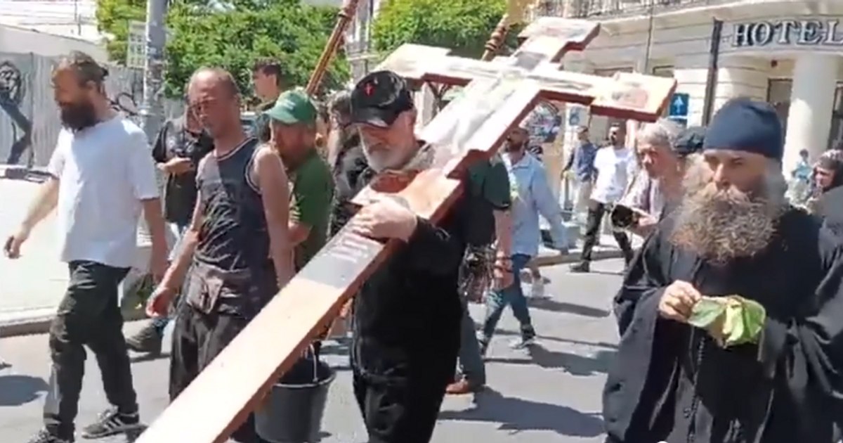 Becali, cu crucea în spate pe Calea Victoriei. A dat cu agheasmă și tămâie după marșul LGBT: „Sfințim peste tot pe unde au trecut”