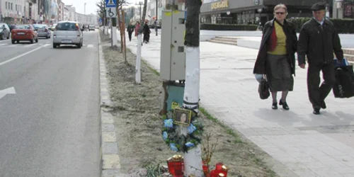 Locul unei tragedii rutiere este marcat cu fotografia victimei şi lumânări