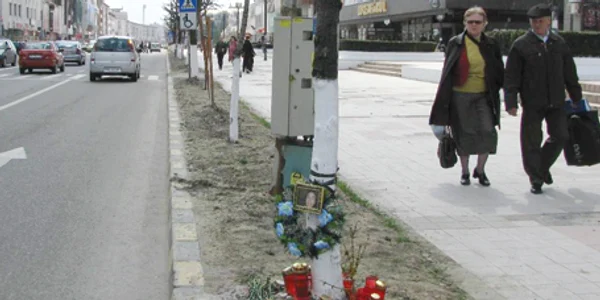 Locul unei tragedii rutiere este marcat cu fotografia victimei şi lumânări