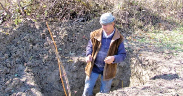 Vecinii au aprins lumânări în locul unde a fost găsită Elena