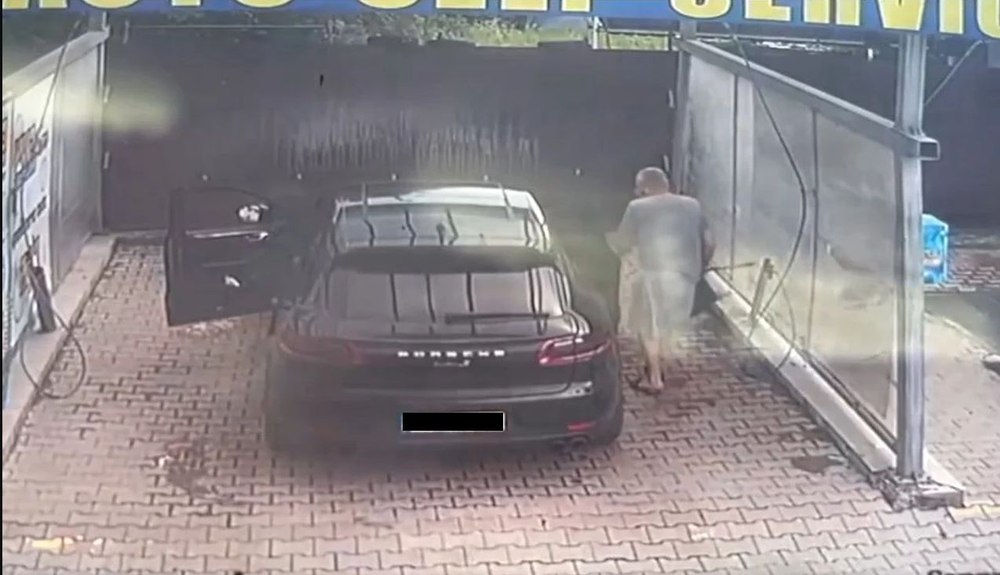 Hoțul cu Porsche: șoferul unui bolid de lux, filmat când fură o găleată și un mop dintr-o spălătorie auto VIDEO