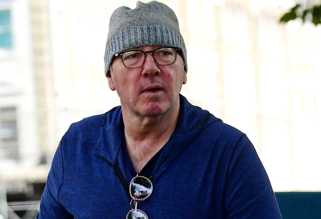 
    Kevin Spacey (61 de ani), surprins la o plimbare cu bicicleta, în Londrafoto: Profimedia  