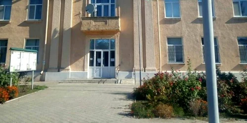 Steagul ucrainean arborat la clădirea administrației din Shevchenkove foto twitter