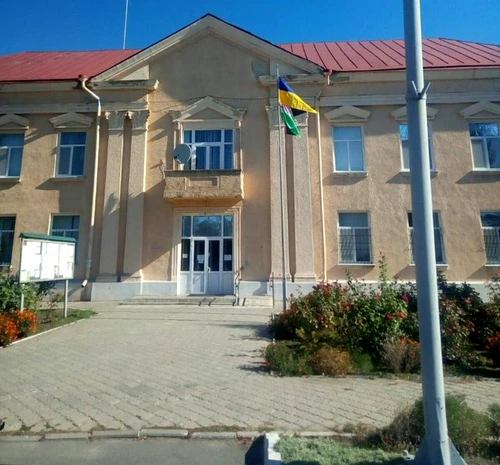 Steagul ucrainean arborat la clădirea administrației din Shevchenkove foto twitter