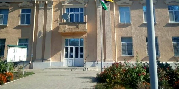 Steagul ucrainean arborat la clădirea administrației din Shevchenkove foto twitter