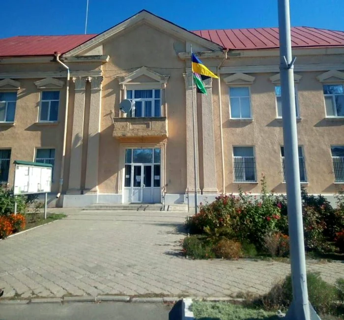 Steagul ucrainean arborat la clădirea administrației din Shevchenkove Foto: twitter