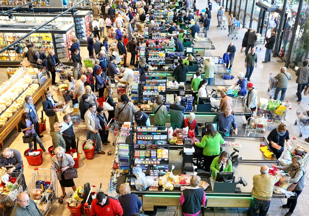 Mulțime de oameni la casă și în supermarket