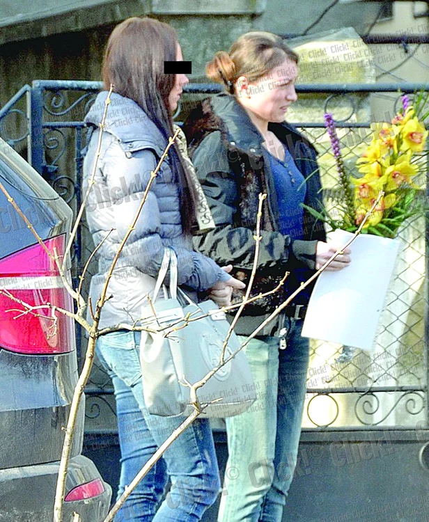 
    Oana a fost  condusă la un  taxi de iubita  tatălui ei  