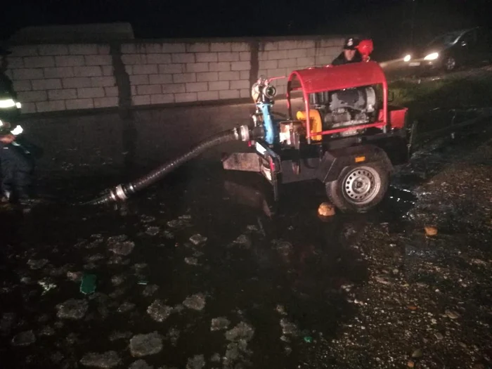 Pompierii au tras apa din curțile inundate cu motopompe