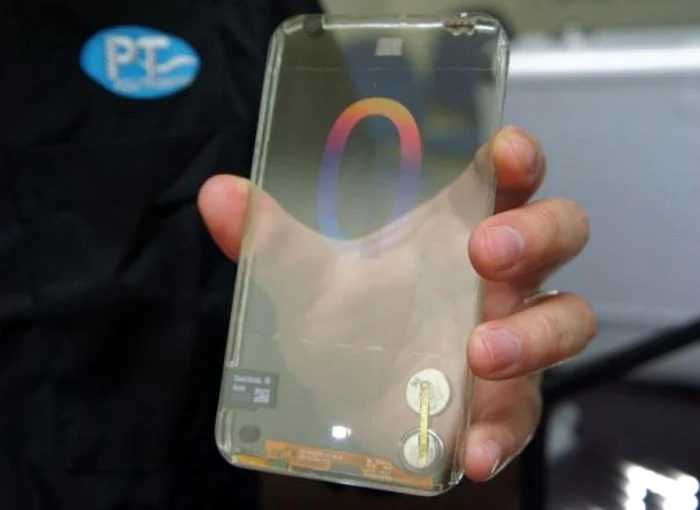 Bateria şi cardul SD sunt cele mai vizibile componente ale prototipuli Polytron FOTO tgdaily.com