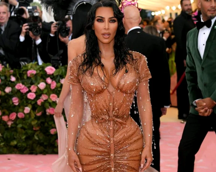 Kim a arătat perfect pe covorul roșu, dar a avut mult de furcăFoto: Getty