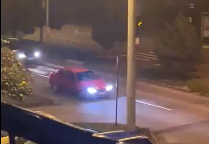 Dacia Solenza a câştigat detaşat cursa, în faţa Audi A4. Foto: captura video