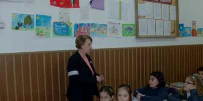 Învăţătoarea Vasilica Mircea este în grevă japoneză