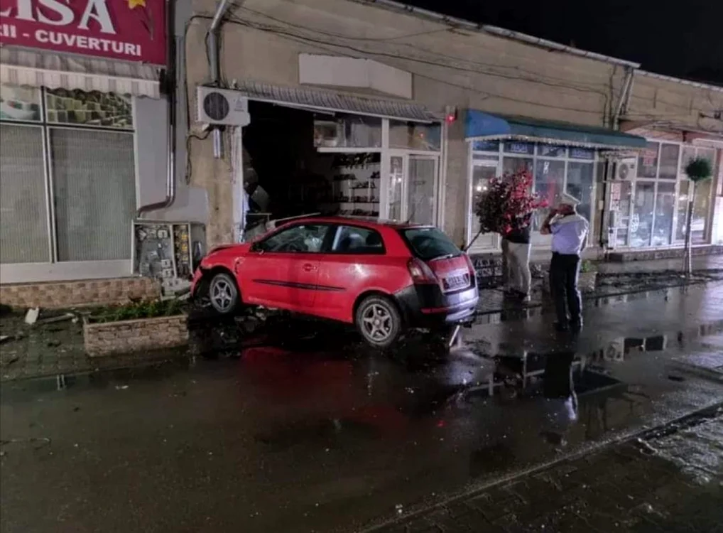 O maşină a intrat în vitrina unui magazin,sursa: Munikipiul Tecuci