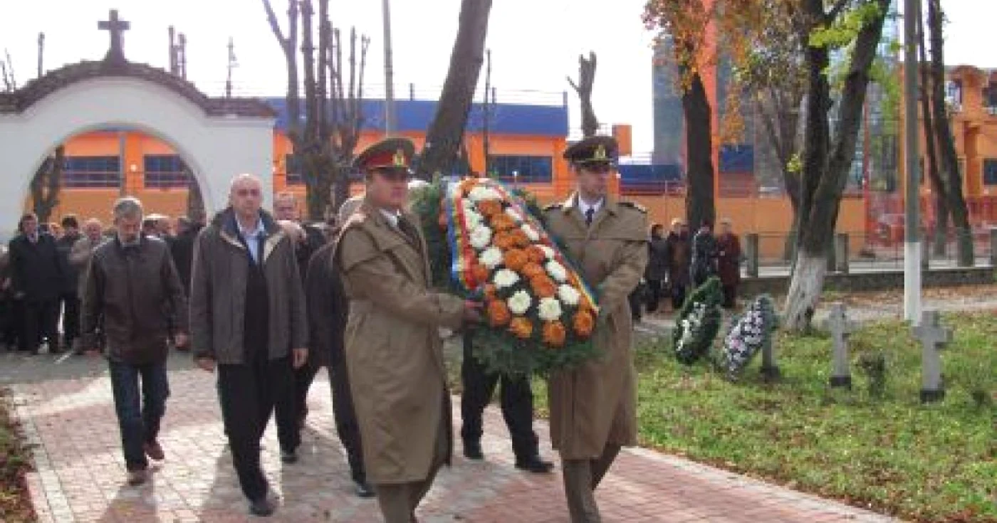 Oficialitățile județene și locale au marcat Ziua Armate la Cimitirul Eroilor