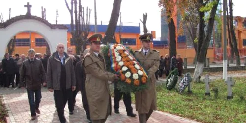 Oficialitățile județene și locale au marcat Ziua Armate la Cimitirul Eroilor