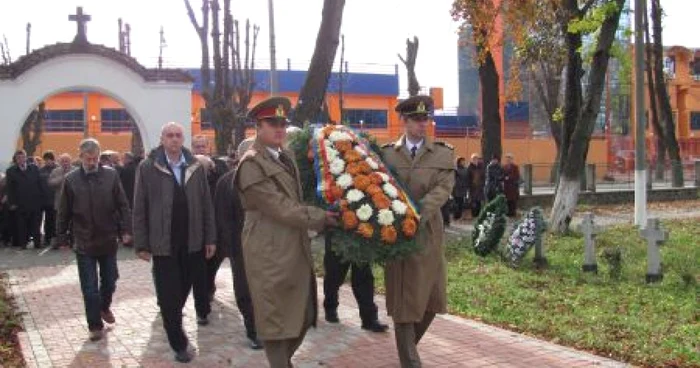 Oficialitățile județene și locale au marcat Ziua Armate la Cimitirul Eroilor
