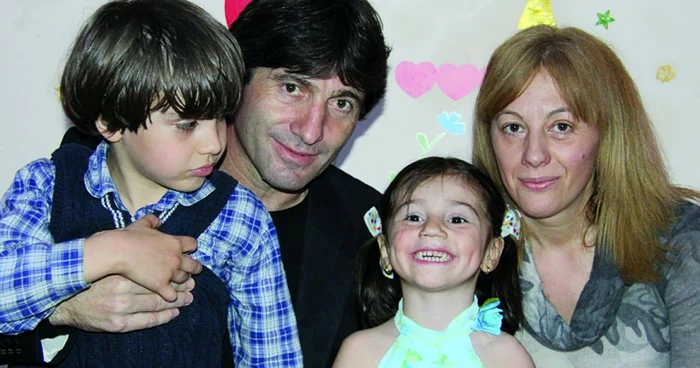 Iosif (stânga sus), Dana (dreapta sus), Cristi şi Kassandra formează o familie fericită