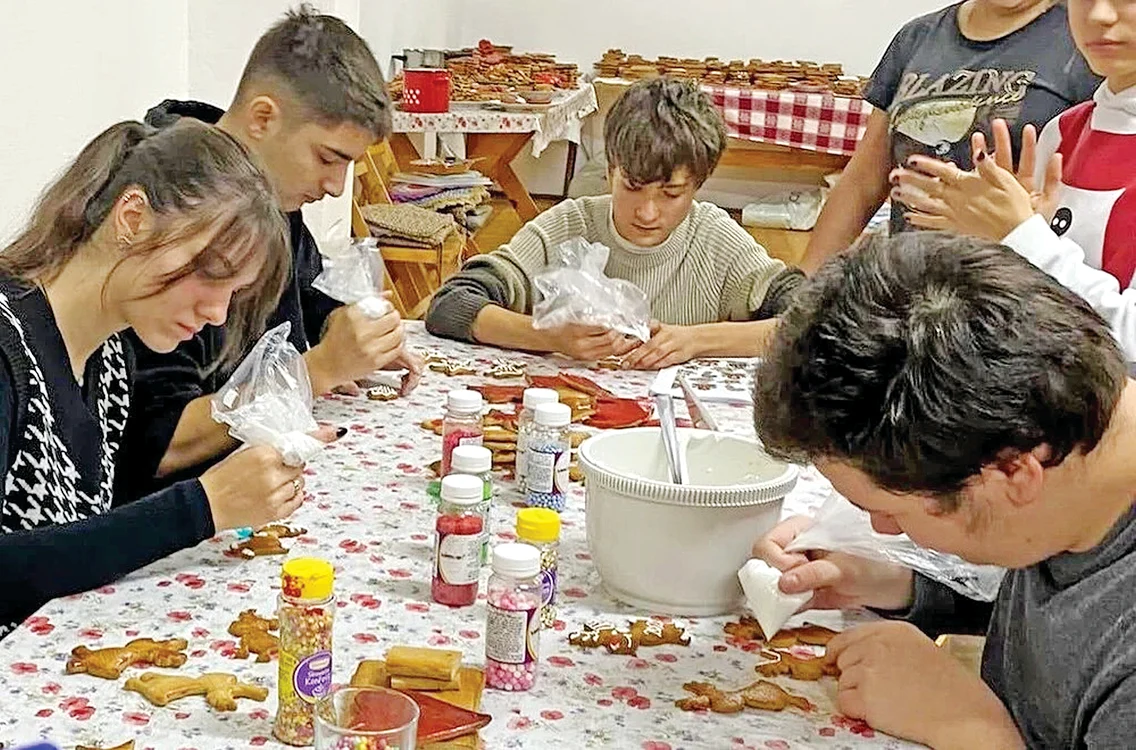 Zeci de “spiriduşi” din  Sebeş au decorat figurinele  din turtă dulce