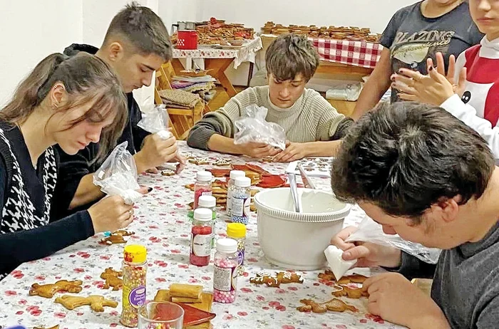 Zeci de “spiriduşi” din  Sebeş au decorat figurinele  din turtă dulce