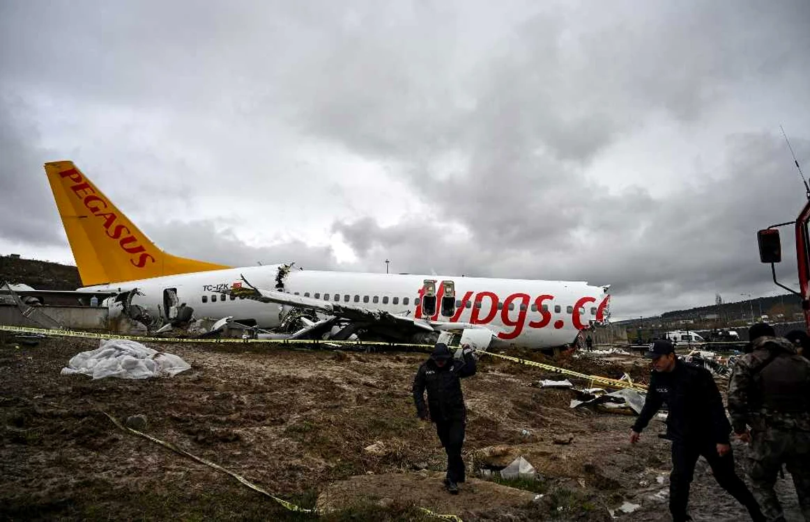 Avionul companiei Pegasus s-a rupt în trei după ce a ieşit de pe pistă, la aterizare FOTO AFP