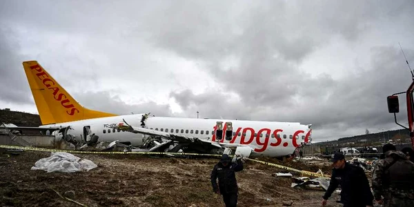 Avion Pegasus rupt - Aeroportul Sabiha Gokcen - Istanbul - Turcia / FOTO AFP