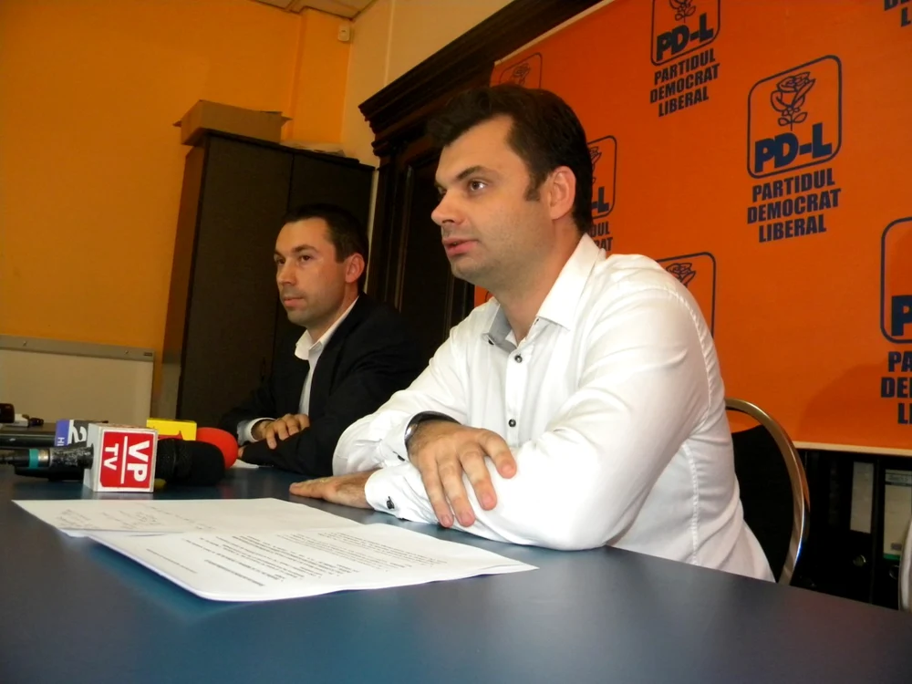 Adrian Dobre (plan apropiat) este noul primar al Ploieştiului FOTO Adevărul Ploieşti