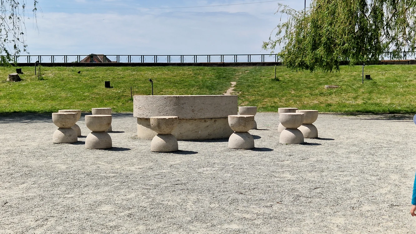 Masa Tăcerii, înconjurată de 12 scaune rotunde din Ansamblul Monumental „Calea Eroilor“  